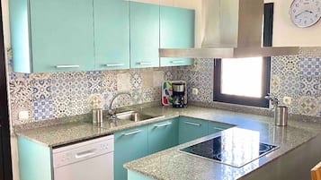 Refrigerador, microondas, horno y parrilla de estufa