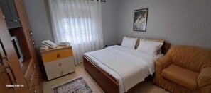 1 bedroom, WiFi, bed sheets - Tirana country apartment (Mullet)