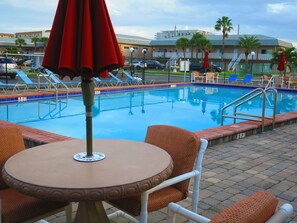 Utendørsbasseng og et oppvarmet basseng