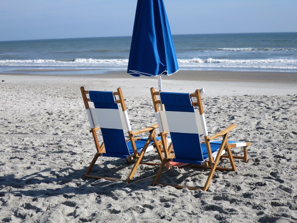 Sur la plage, chaise longue, serviettes de plage