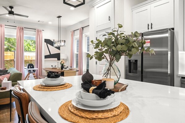 Interior - 1.9 miles Downtown Kingbed Hottub Botanic garden (Houston)