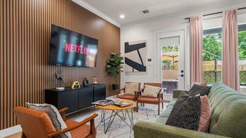 Een smart-tv en een open haard
