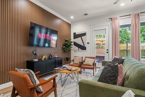 Smart TV, fireplace - 1.9 miles Downtown Kingbed Hottub Botanic garden (Houston)