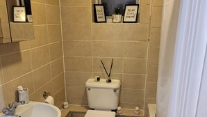 Appartement, 2 grands lits | Salle de bain | Douche, serviettes fournies