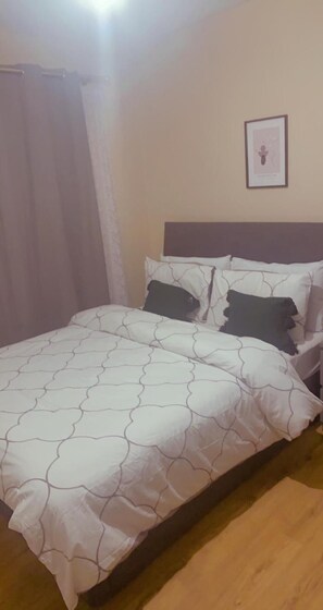 Apartment, 2 Queen Beds | 2 bedrooms, free WiFi, bed sheets - Charming 2-bed Apartment in London (London)