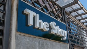 Une enseigne avec l’inscription « The Stay » sur la façade d’un immeuble.