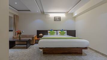 خزنة داخل الغرفة ومكتب ومكواة/لوح كي وملاءات أسرّة