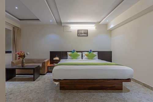 Deluxe Double Room, Non Smoking | In-room safe, desk, iron/ironing board, bed sheets