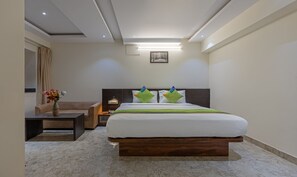 Habitación Deluxe doble, no fumadores | Caja fuerte, escritorio, tabla de planchar con plancha y ropa de cama