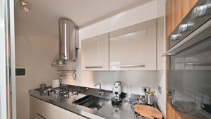 Een moderne keuken met roestvrijstalen apparatuur, een dubbele spoelbak en houten kastjes.