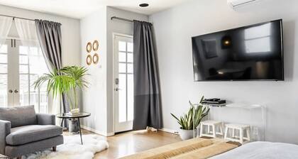 Venice Beach Hideaway with Gigabit Internet & Outdoor Space