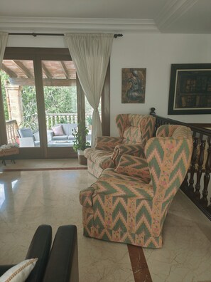 Smart-TV, Kamin, Videospiele, DVD-Player