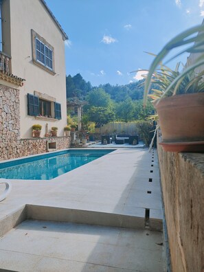 Outdoor pool - Casa con Mucho Espacio en Pueblo muy Tranquilo Bien Comunicado. Piscina (Mancor del Valle)