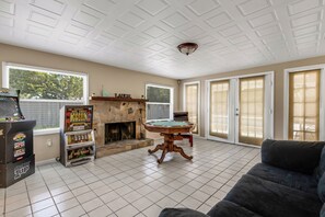 Games room - Charming pool house with fenced-in yard by Siesta Key in beautiful Sarasota (Sarasota)