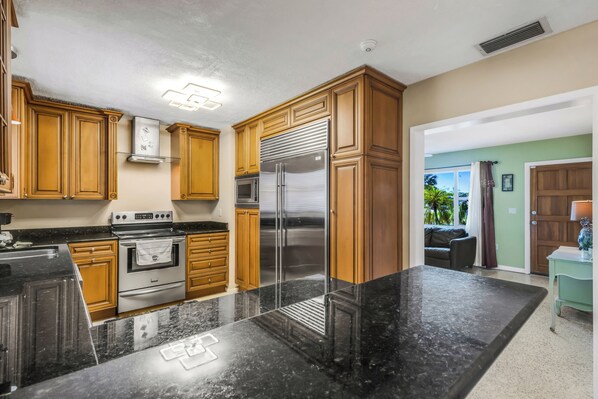 Private kitchen - Charming pool house with fenced-in yard by Siesta Key in beautiful Sarasota (Sarasota)