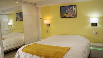 2 bedrooms, in-room safe, desk, iron/ironing board