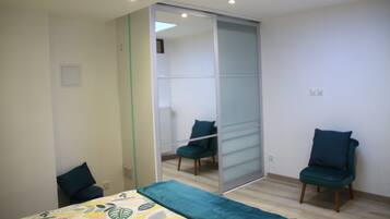 2 slaapkamers, een kluis op de kamer, een bureau