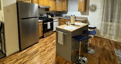 15 mins away from JFK airport, cozy 2 bedroom 1 bathroom apartment.