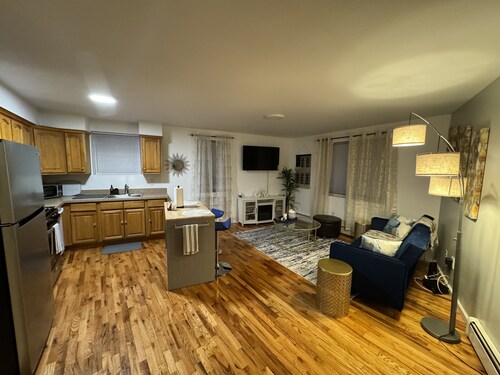 15 mins away from JFK airport, cozy 2 bedroom 1 bathroom apartment.