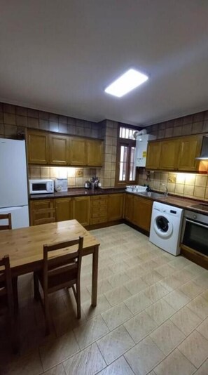 Frigorífic, microones, forn i placa de cuina 