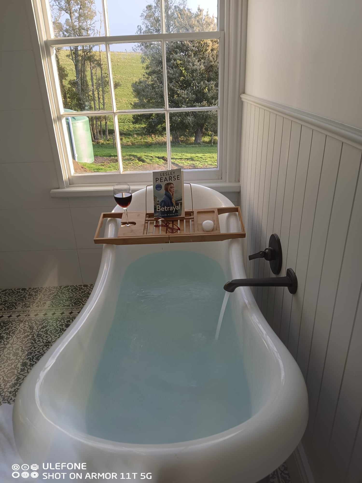 Een haardroger, handdoeken, zeep, toiletpapier