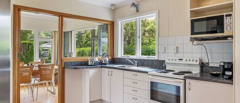 ثلاجة، ميكروويف، ماكينة لصنع القهوة/الشاي، محمصة خبز