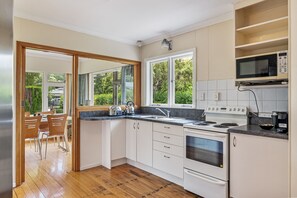 Refrigerador, microondas, cafetera y tetera y tostadora