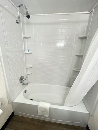Bathtub, towels, soap, shampoo. Georgianna Motel