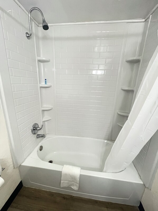 Bathtub, towels, soap, shampoo - Georgianna Motel (Gainesville)