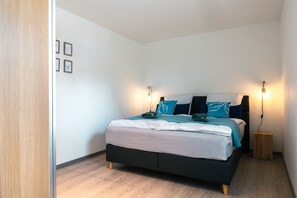 2 chambres, bureau, chambres insonorisées, fer et planche à repasser