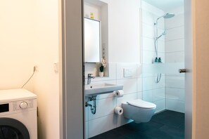 Dusche, umweltfreundliche Kosmetikartikel, Haartrockner, HandtĂŒcher