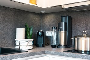 Jääkaappi, mikroaaltouuni, uuni, liesi