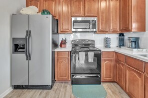 Fridge, microwave, oven, stovetop - Steps to beach~Hot Tub~Beach Retreat (Bolivar Peninsula)