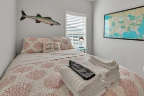 3 bedrooms, desk, iron/ironing board, free WiFi - Steps to beach~Hot Tub~Beach Retreat (Bolivar Peninsula)