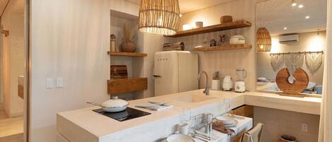 Køleskab, mikrobølgeovn, ovn, kogeplade