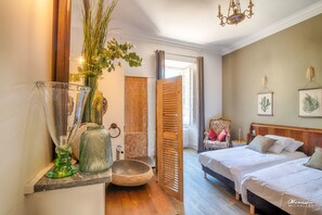 8 chambres, fer et planche à repasser, lit parapluie, Wi-Fi