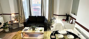 Attractive Spacious Self Contained Apartment 2.8 Miles from Birmingham City Cen 