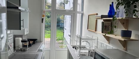 冷蔵庫、電子レンジ、オーブン、コンロ