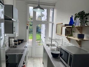 Frigorifero, microonde, forno, piano cottura