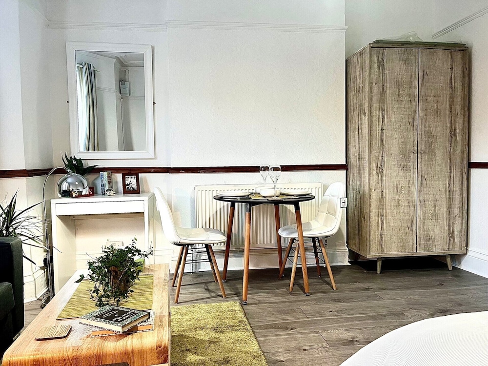 Curated visual reference: Picture Idea: Attractive Spacious Self Contained Apartment 2 8 Miles From Birmingham
