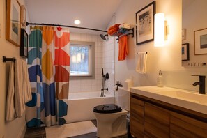 Douche, sèche-cheveux, serviettes fournies, savon