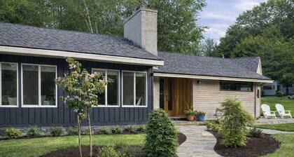 Mid-century modern walk to the ocean, restaurants, and shops! Maine Coast!