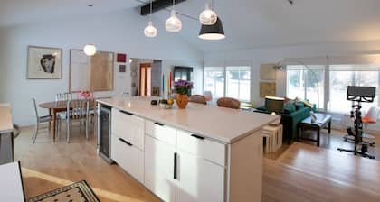 Mid-century modern walk to ocean, restaurants, and shops. Open for the holidays