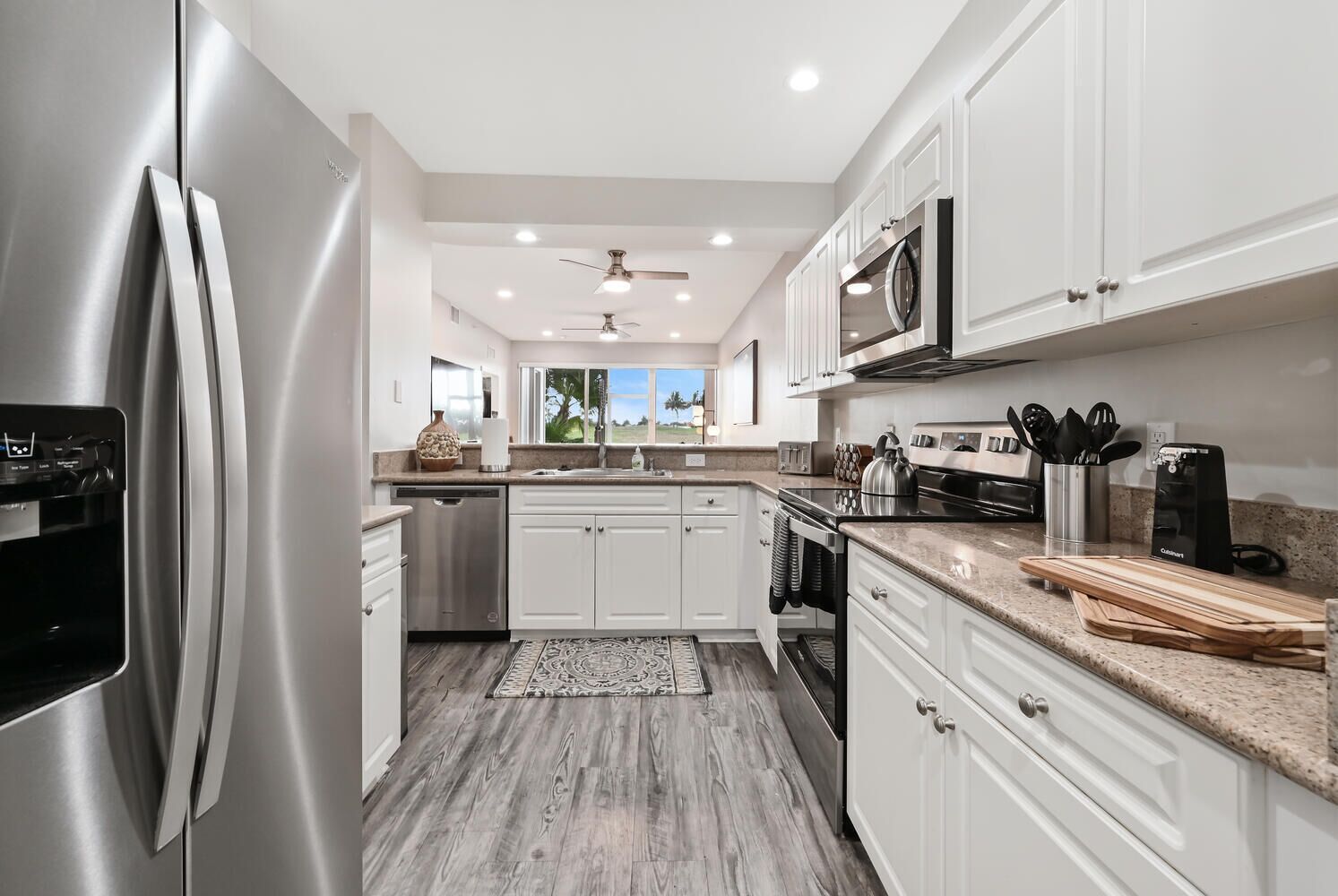 Jääkaappi, mikroaaltouuni, uuni, liesi