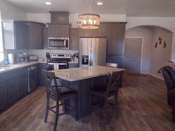 冰箱、微波炉、烤箱、炉灶