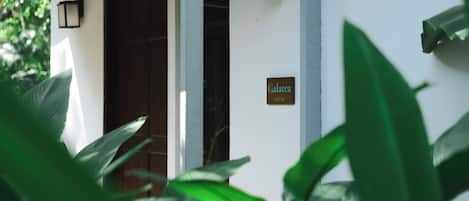 Entrada de un edificio con un cartel que dice Galatea.