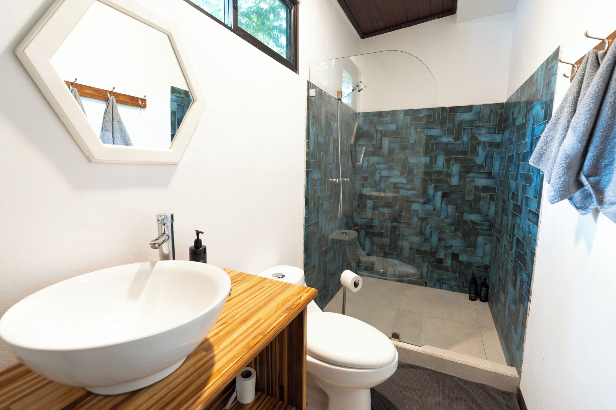 Habitación con 1 cama doble o 2 individuales | Baño | Artículos de higiene personal gratuitos, bidé, toallas y jabón