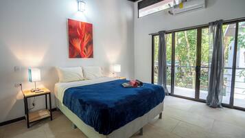 Habitación doble, baño compartido, vista al jardín | Caja de seguridad en la habitación, wifi gratis y ropa de cama