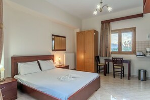 6 bedrooms, iron/ironing board, travel cot, free WiFi - Villa Giorgos - Villa with private pool (Ágios Pávlos)