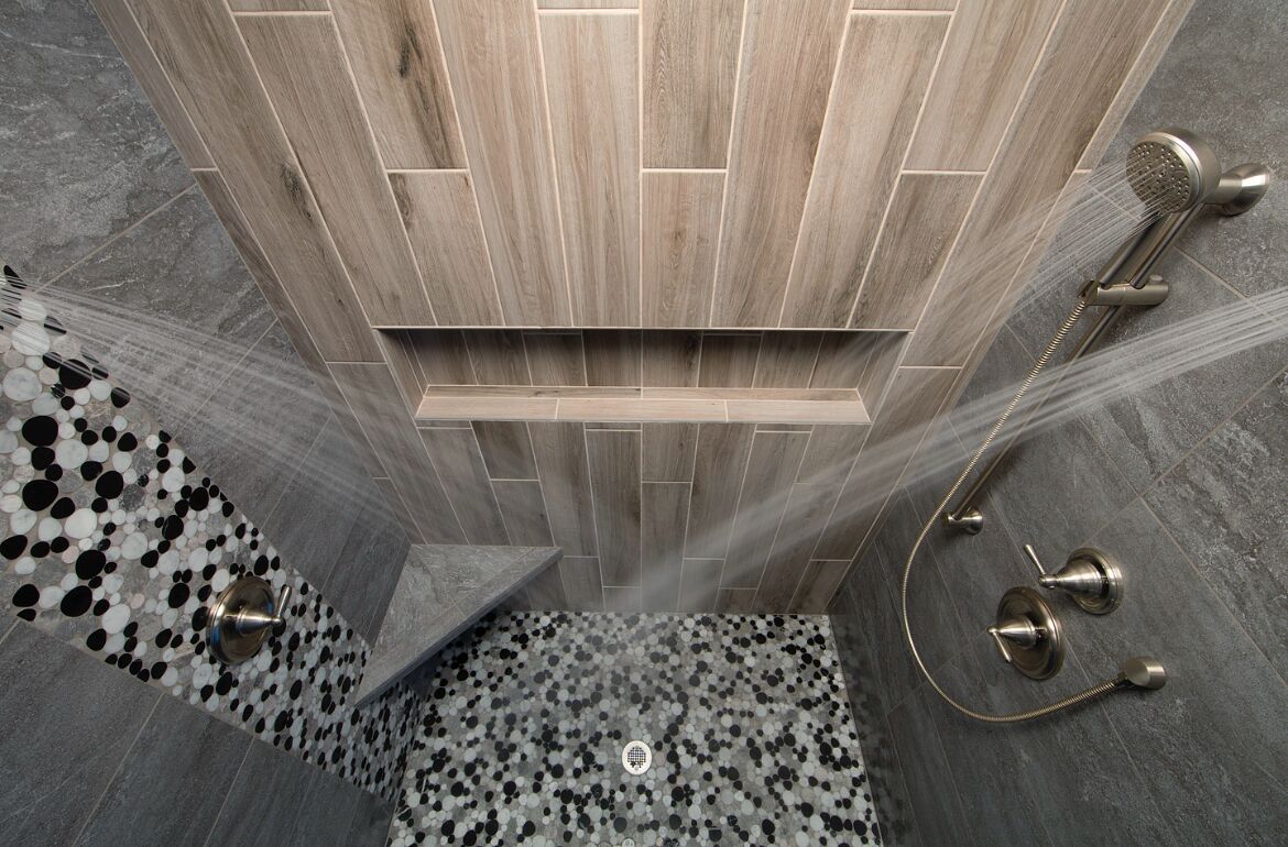 Een douche, een haardroger, handdoeken, zeep
